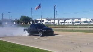 TIRE SMOKIN’ Harley-Davidson F-150 Burns Out on a Public Road