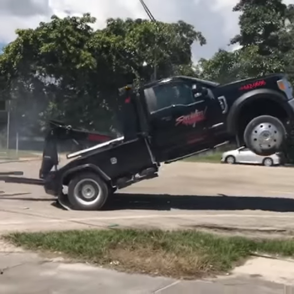 Man Screws Up Super Duty Trying to Fight the Repo Man