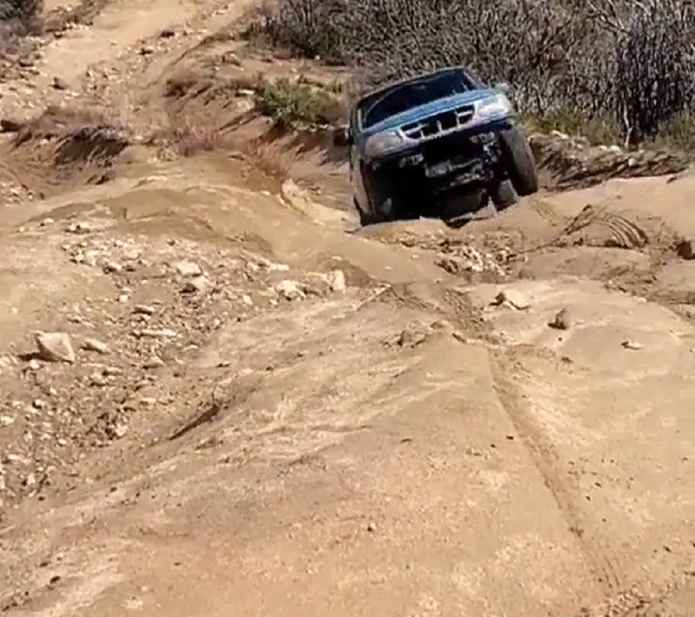 f150online.com Old Ford Explorer Speeds Up Bumpy Off-Road Trail