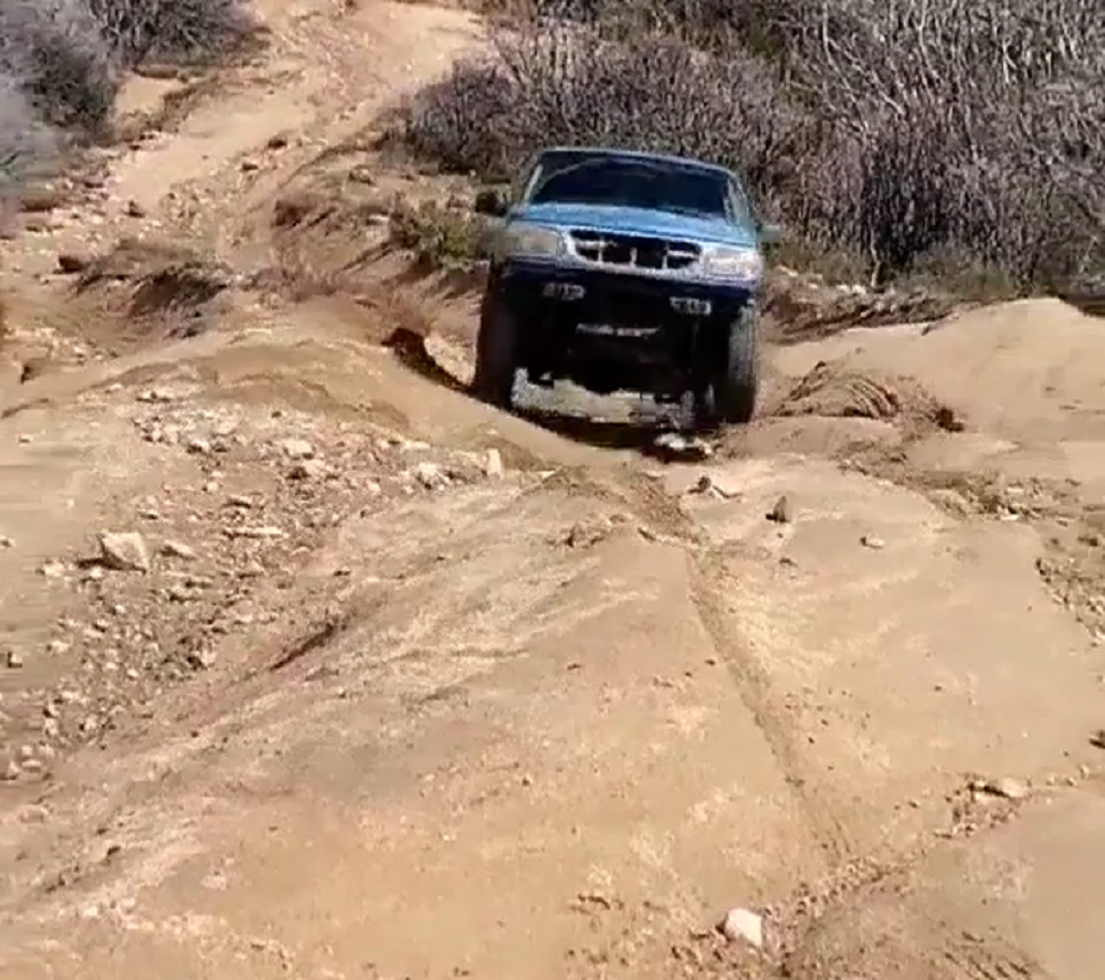 f150online.com Old Ford Explorer Speeds Up Bumpy Off-Road Trail