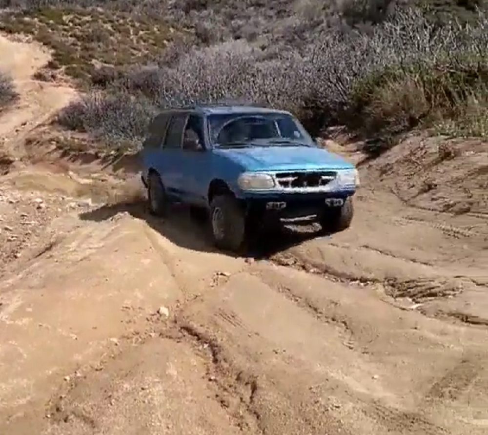 f150online.com Old Ford Explorer Speeds Up Bumpy Off-Road Trail